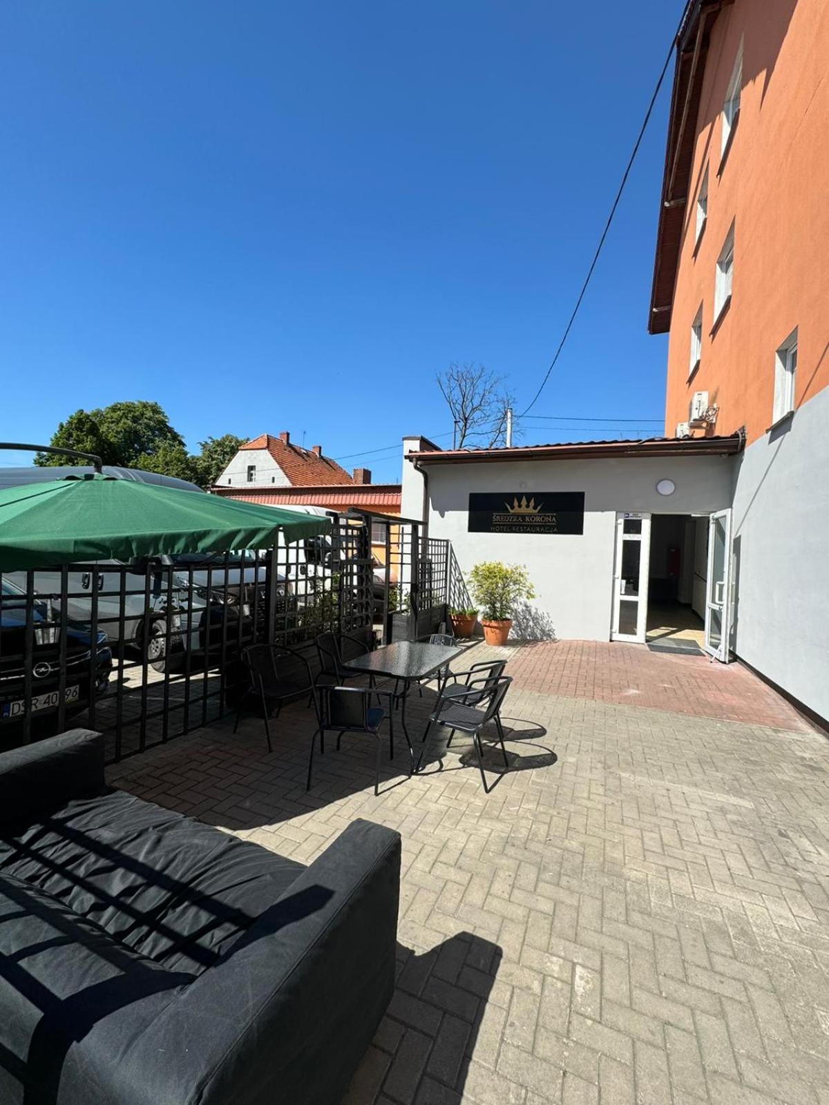 Hotel Sredzka Korona à Środa Śląska Extérieur photo